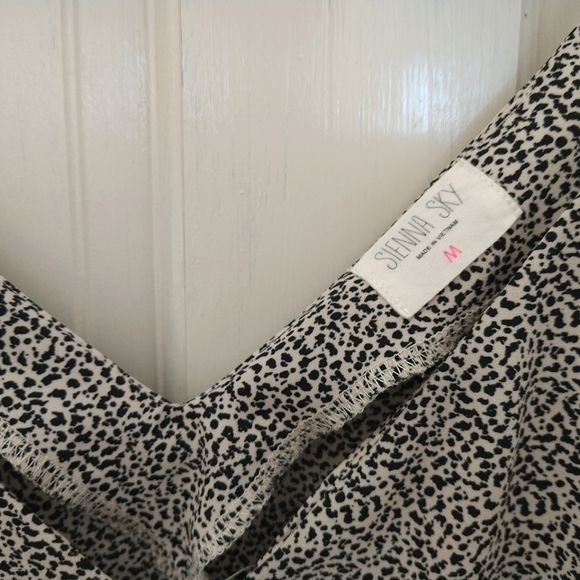 Cute little tank perfect for summer or under a cardigan - Picture 2 of 6